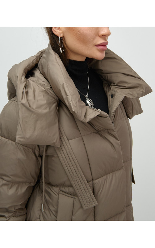 Женский длинный пуховик с капюшоном.