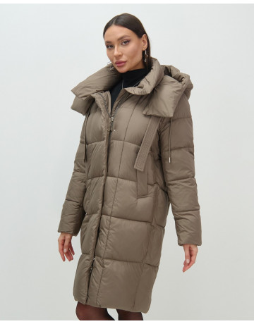Женский длинный пуховик с капюшоном.