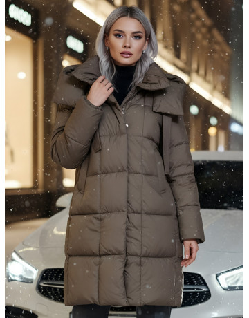 Женский длинный пуховик с капюшоном.
