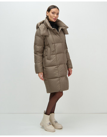 Женский длинный пуховик с капюшоном.