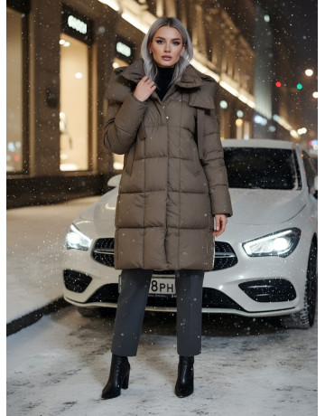 Женский длинный пуховик с капюшоном.