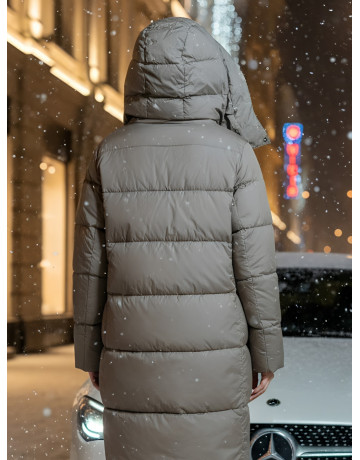 Женский длинный пуховик с капюшоном.