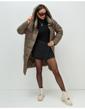 Женский длинный пуховик с капюшоном.