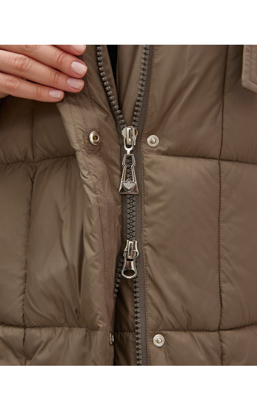 Женский длинный пуховик с капюшоном.