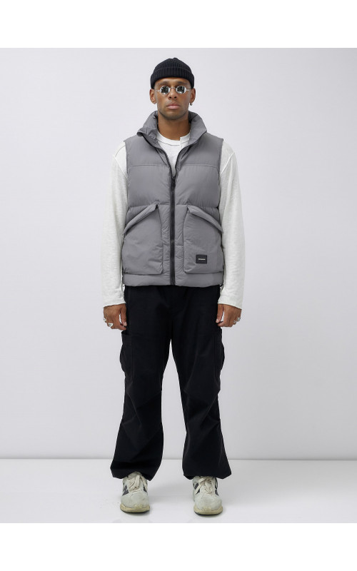 Мужской зимний стеганый жилет для активного отдыха.