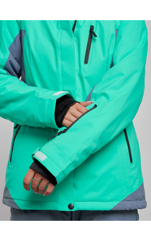 Женский горнолыжный костюм для зимних видов спорта.