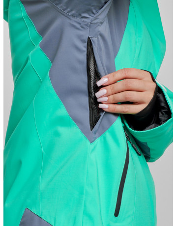 Женский горнолыжный костюм для зимних видов спорта.