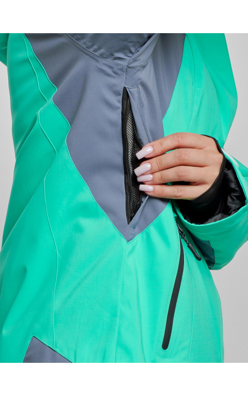 Женский горнолыжный костюм для зимних видов спорта.