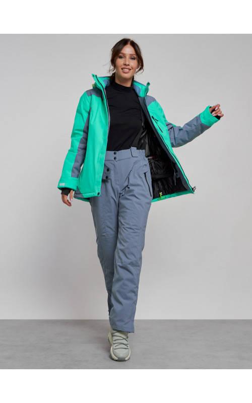 Женский горнолыжный костюм для зимних видов спорта.