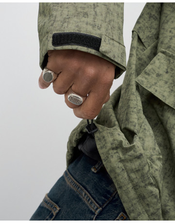 Спортивная мужская куртка «Хит сезона»: стиль и защита в переменчивую погоду