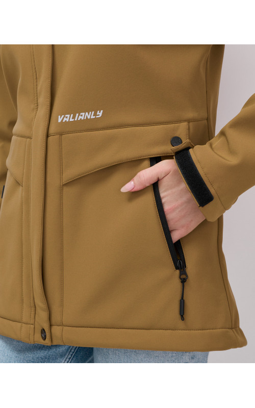 Женская спортивная ветровка с капюшоном softshell, горчичного оттенка.