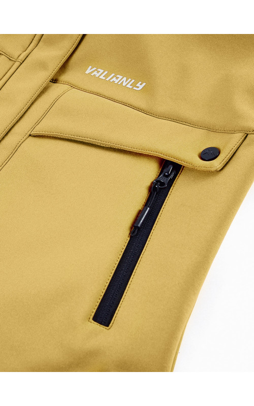 Женская спортивная ветровка с капюшоном softshell, горчичного оттенка.