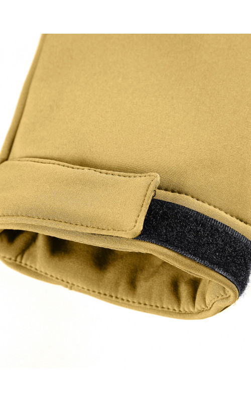 Женская спортивная ветровка с капюшоном softshell, горчичного оттенка.