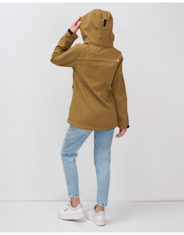 Женская спортивная ветровка с капюшоном softshell, горчичного оттенка.