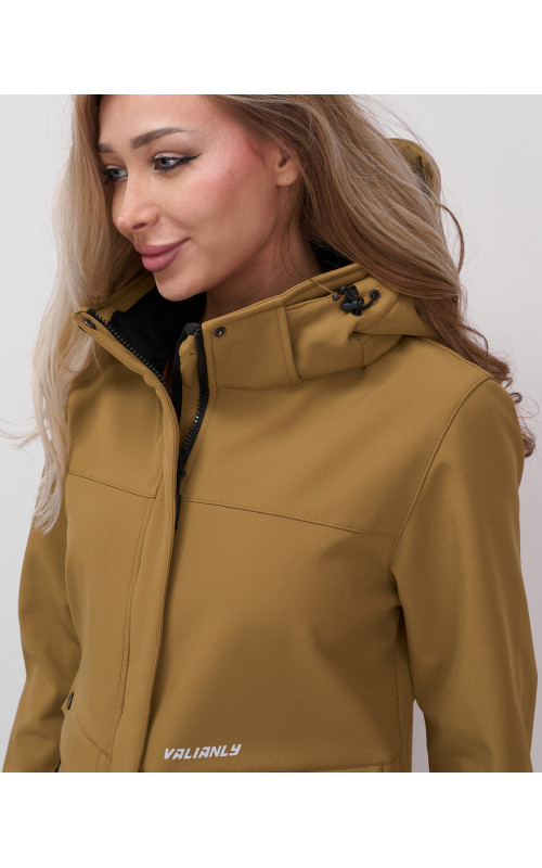 Женская спортивная ветровка с капюшоном softshell, горчичного оттенка.