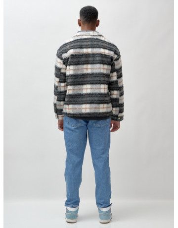 Ворсистая шерстяная рубашка для активного образа жизни.