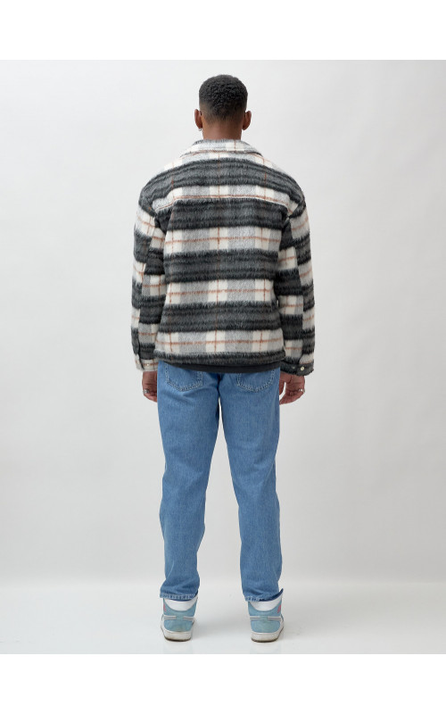 Ворсистая шерстяная рубашка для активного образа жизни.