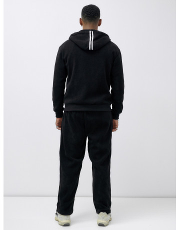 Мужской спортивный костюм для активного образа жизни.