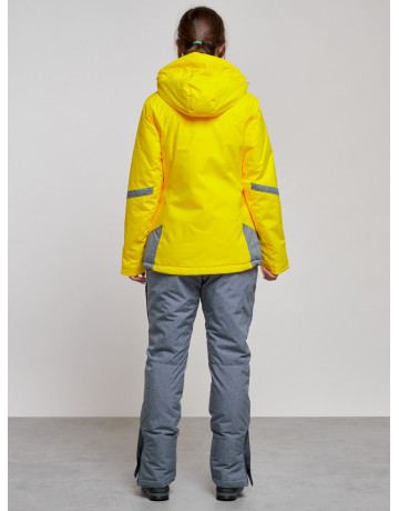 Женский горнолыжный костюм для зимних видов спорта.