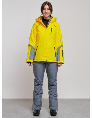 Женский горнолыжный костюм для зимних видов спорта.