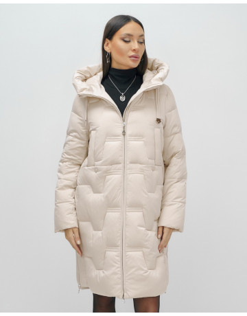 Женский зимний пуховик с капюшоном.