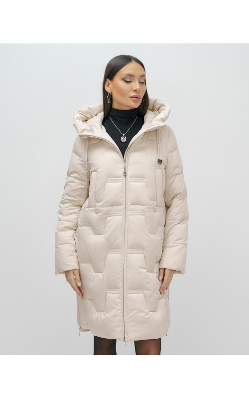 Женский зимний пуховик с капюшоном.