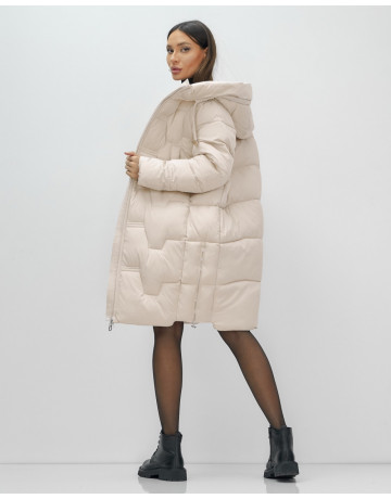 Женский зимний пуховик с капюшоном.