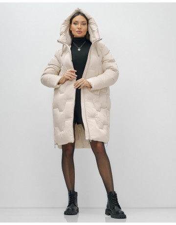 Женский зимний пуховик с капюшоном.