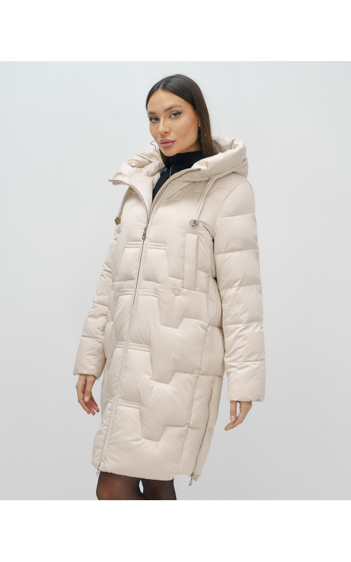 Женский зимний пуховик с капюшоном.