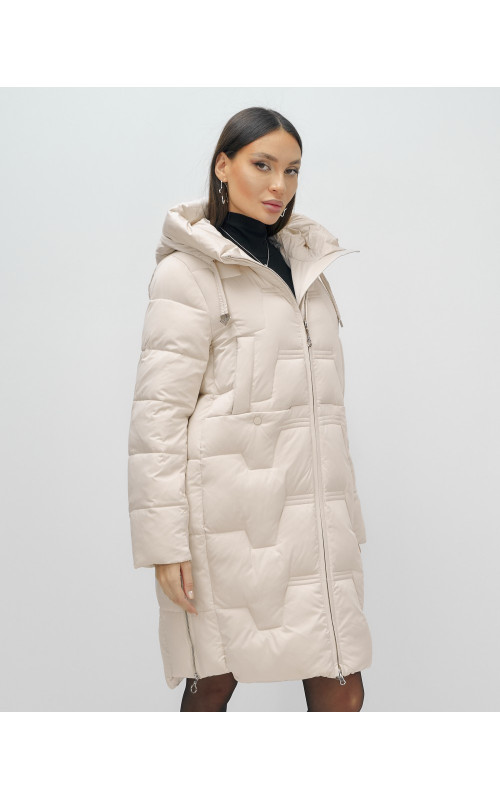 Женский зимний пуховик с капюшоном.