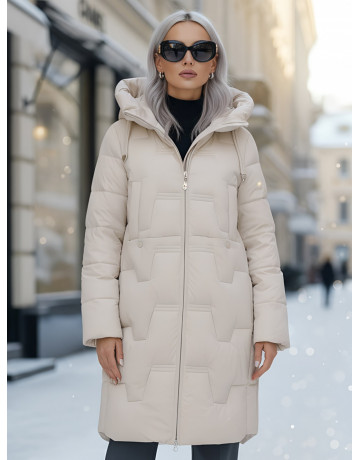 Женский зимний пуховик с капюшоном.