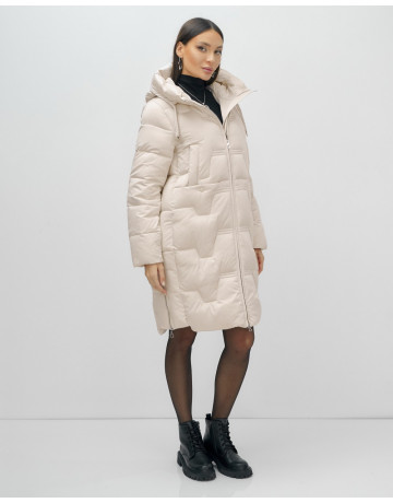 Женский зимний пуховик с капюшоном.