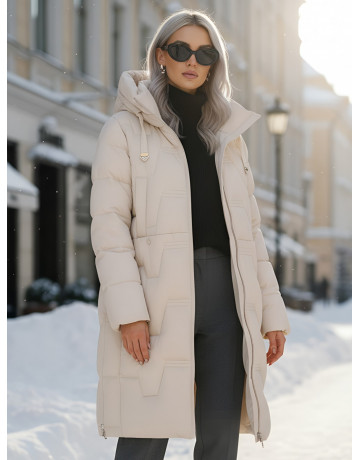 Женский зимний пуховик с капюшоном.