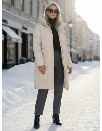 Женский зимний пуховик с капюшоном.