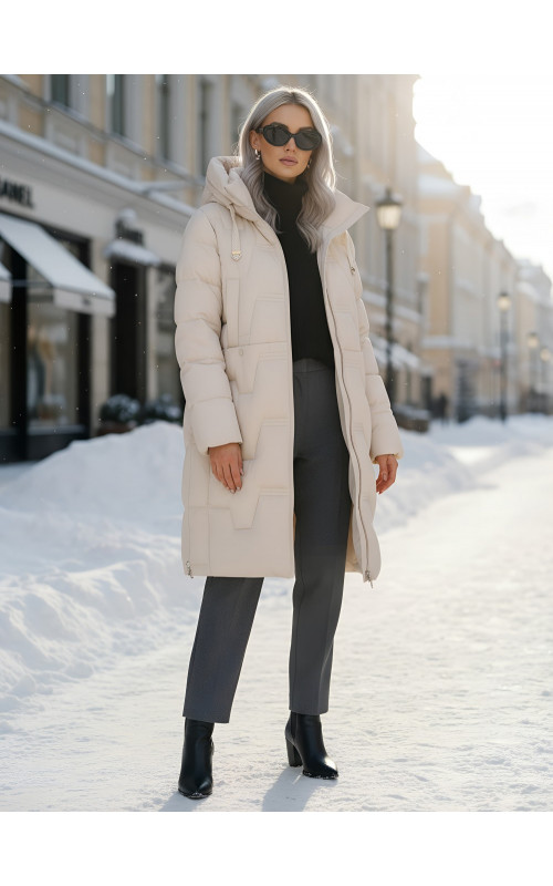 Женский зимний пуховик с капюшоном.