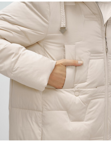 Женский зимний пуховик с капюшоном.