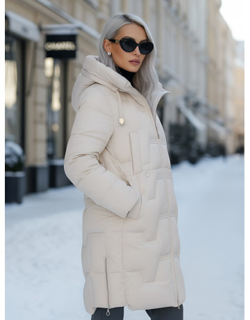 Женский зимний пуховик с капюшоном.