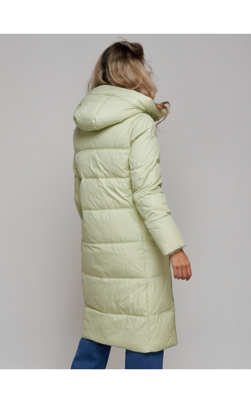 Длинный женский пуховик с капюшоном.