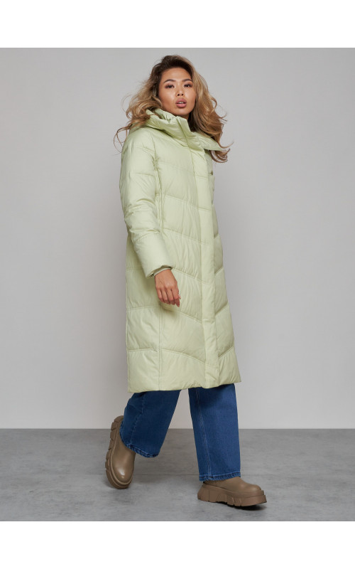 Длинный женский пуховик с капюшоном.