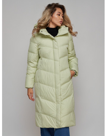 Длинный женский пуховик с капюшоном.