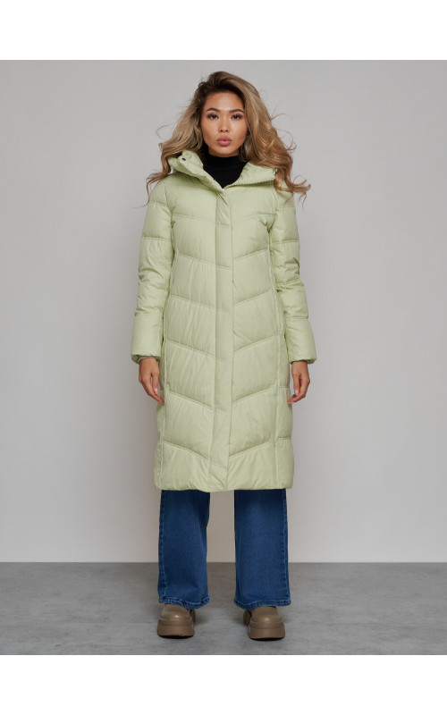 Длинный женский пуховик с капюшоном.