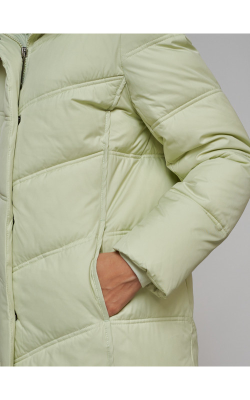 Длинный женский пуховик с капюшоном.