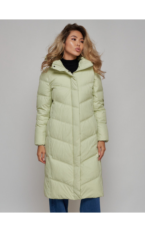 Длинный женский пуховик с капюшоном.