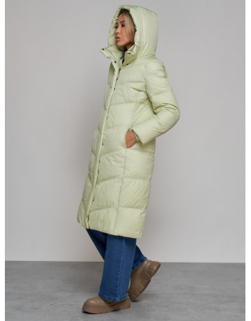 Длинный женский пуховик с капюшоном.