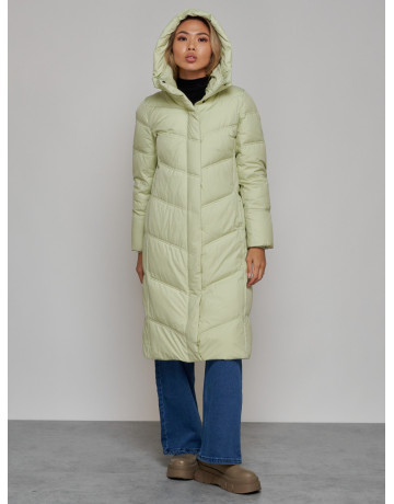 Длинный женский пуховик с капюшоном.