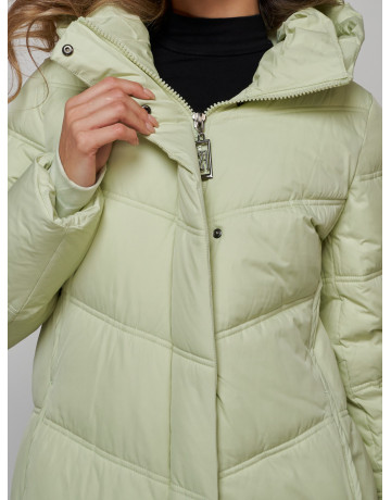 Длинный женский пуховик с капюшоном.