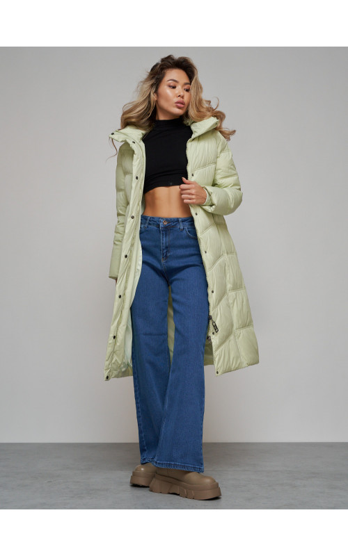 Длинный женский пуховик с капюшоном.