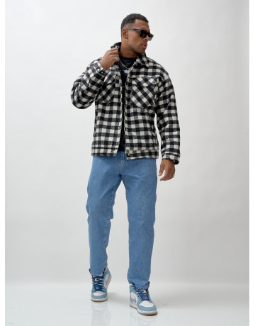 Мужская шерстяная рубашка прямого кроя в клетку.