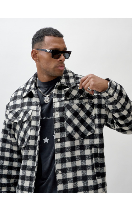 Мужская шерстяная рубашка прямого кроя в клетку.