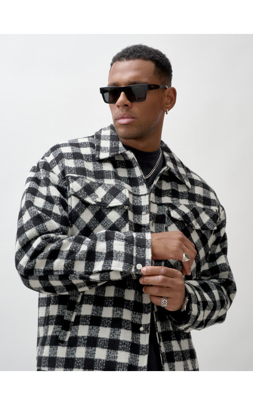 Мужская шерстяная рубашка прямого кроя в клетку.